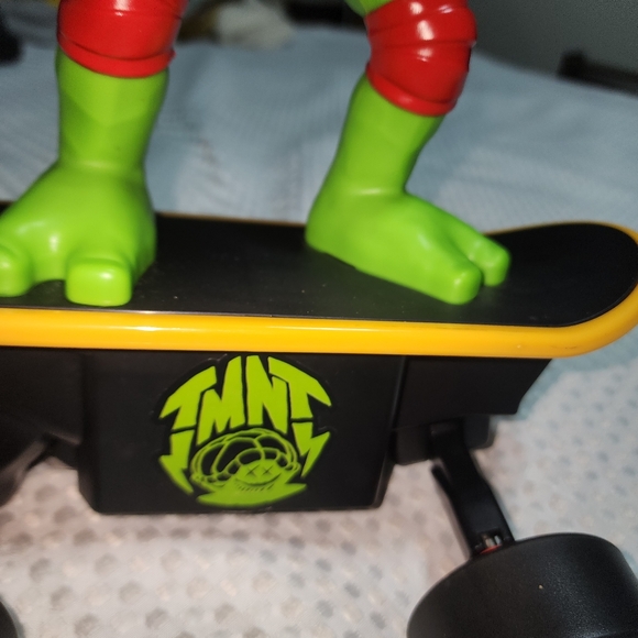 TEENAGE MUTANT NINJA TURTLES GIANT COWABUNGA SKATEBOARD RAPHAEL NO REMOTE 13" - Picture 2 of 6